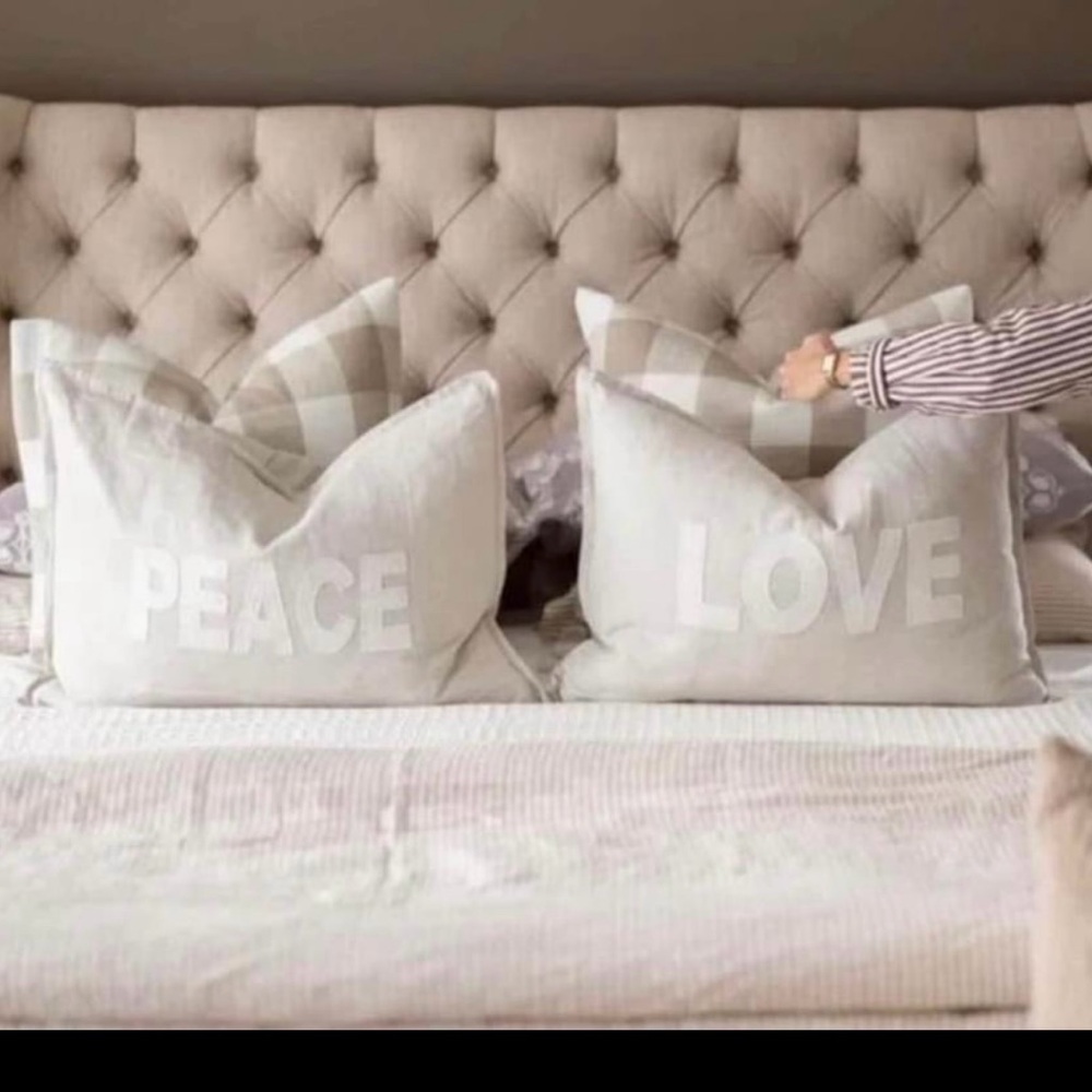 Jilly Box - Peace and Love Pillow Shams